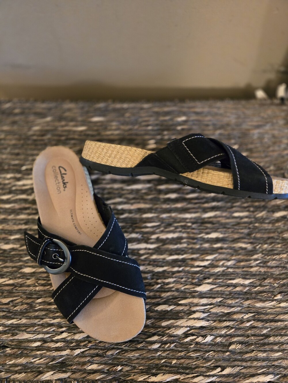 Clarks Black Suede Buckle Cross-Strap Slide Sandals Size 8 EUC!! - Picture 2 of 6
